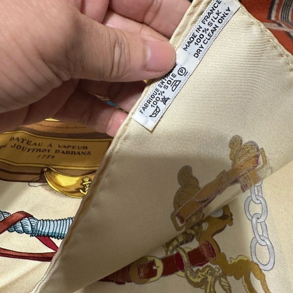 HERMES❤️🌟 “MUSEE” SILK SCARF HAND-ROLLED EDGES COMES W/ BOX ⭐️ - Picture 7 of 8